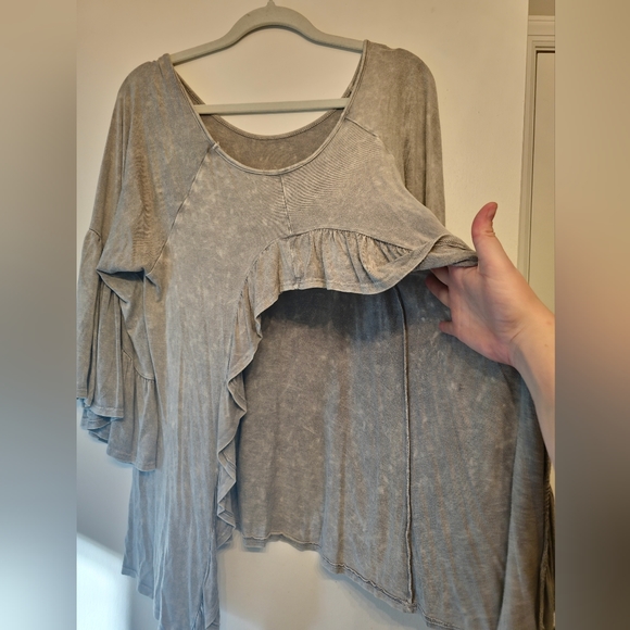 Flowy cut out back top - Picture 3 of 3